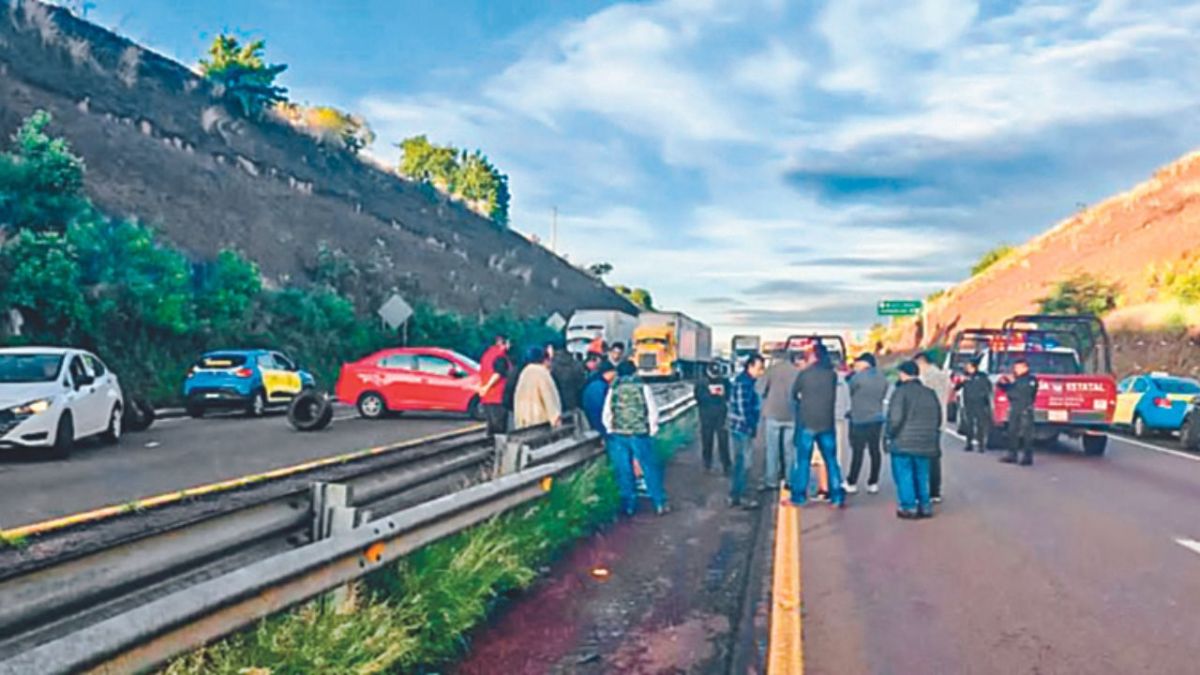 En un acto de protesta que paralizo el tráfico vehicular sobre la Vía Atlixcáyotl, taxistas de Atlixco, Puebla, de la zona centro se han congregado para exigir justicia