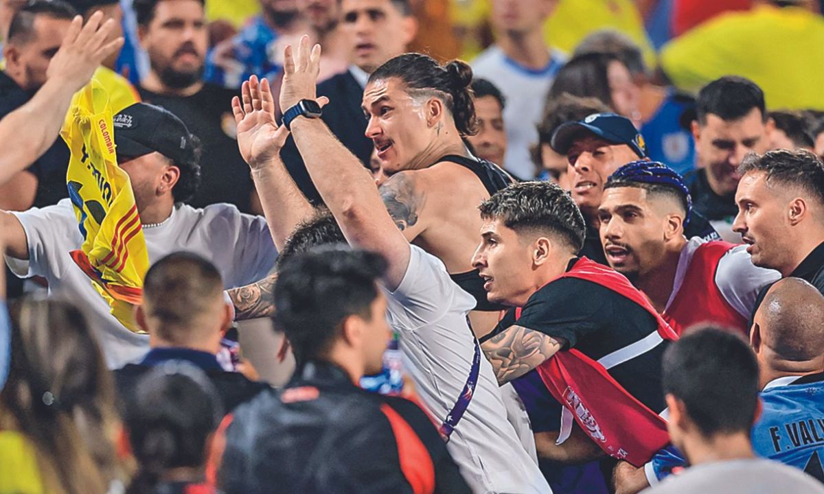 La riña entre futbolistas uruguayos y aficionados de Colombia tras la eliminatoria para definir al segundo finalista de Copa América