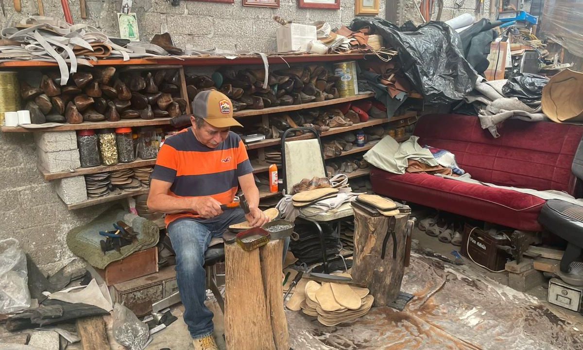 INTERNACIONAL. Don Vicente Osorio señaló que sus huaraches se venden en Nueva York.