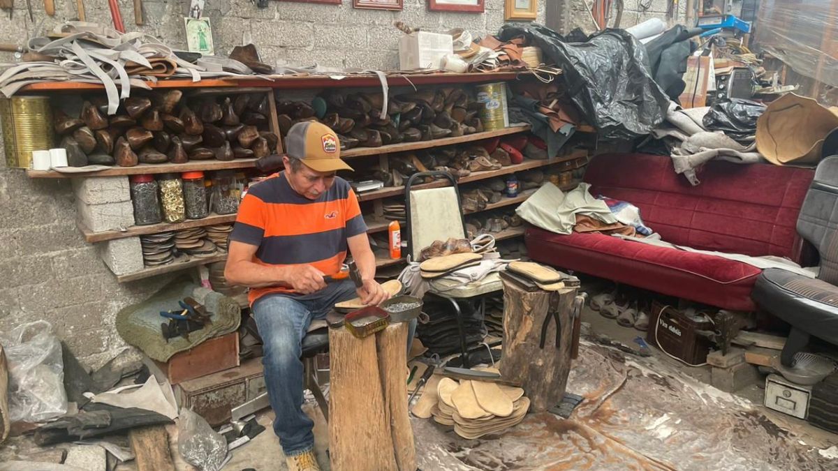 INTERNACIONAL. Don Vicente Osorio señaló que sus huaraches se venden en Nueva York.