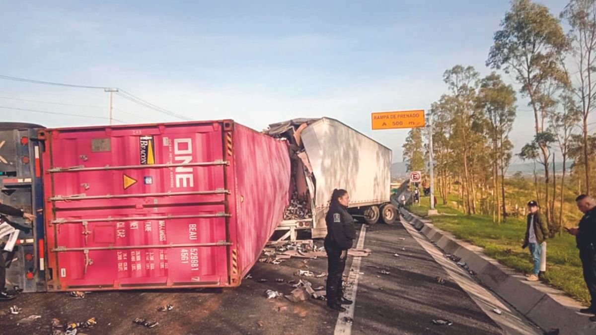 Impacto. Dos tráileres y un autobús de pasajeros chocaron en la carretera Calpulalpan-Texcoco.