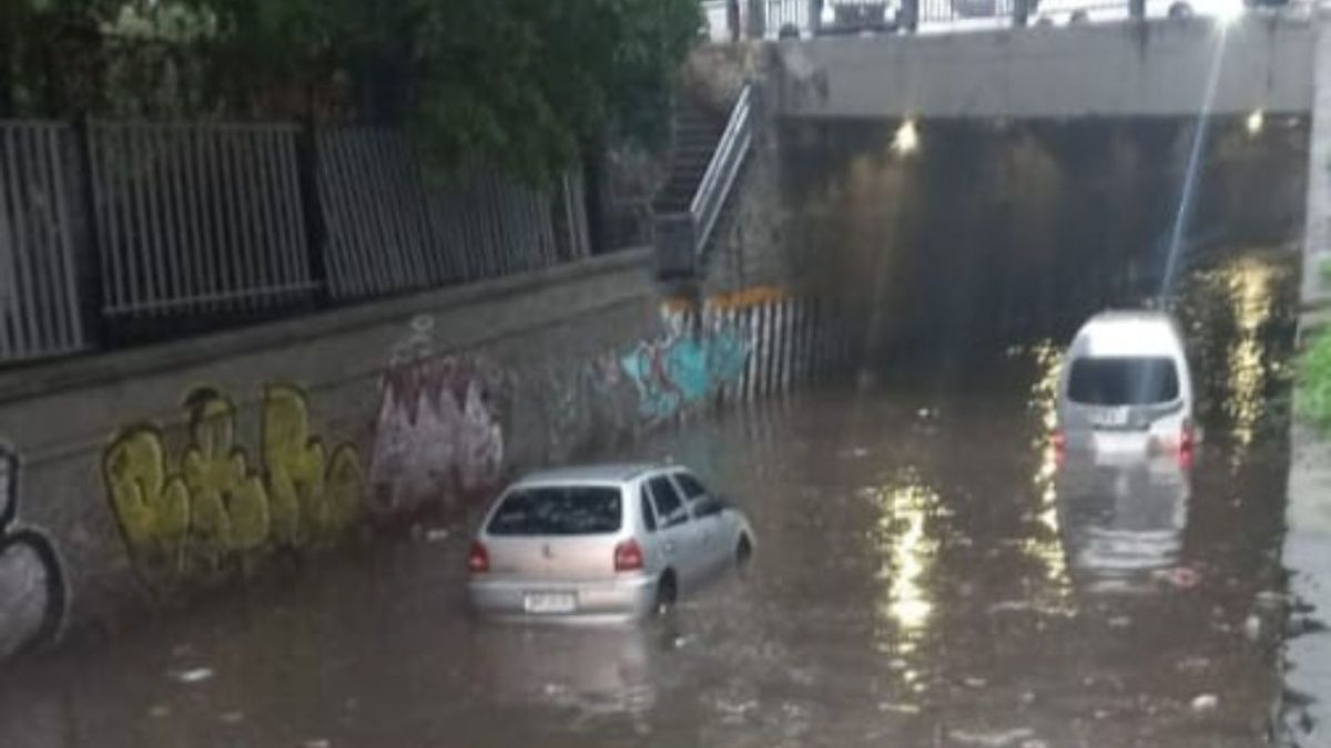 CRISIS. En Périférico Norte el agua subió hasta cubrir las llantas de camiones y camionetas, al igual que en bajo puentes de la zona.