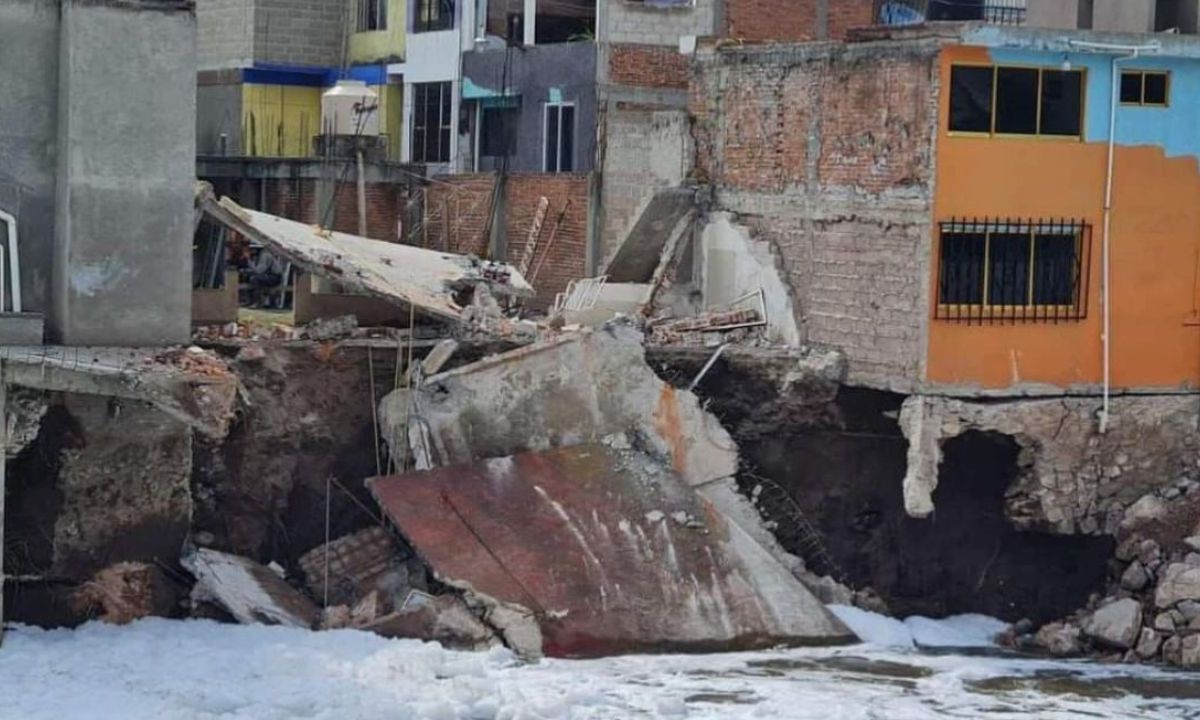 DAÑO. Dos de las 5 propiedades en donde hace una semana surgió un enorme socavón, fueron demolidas. Los otros inmuebles a pesar de quedar sin cimientos y desalojados quedaron en pie. 