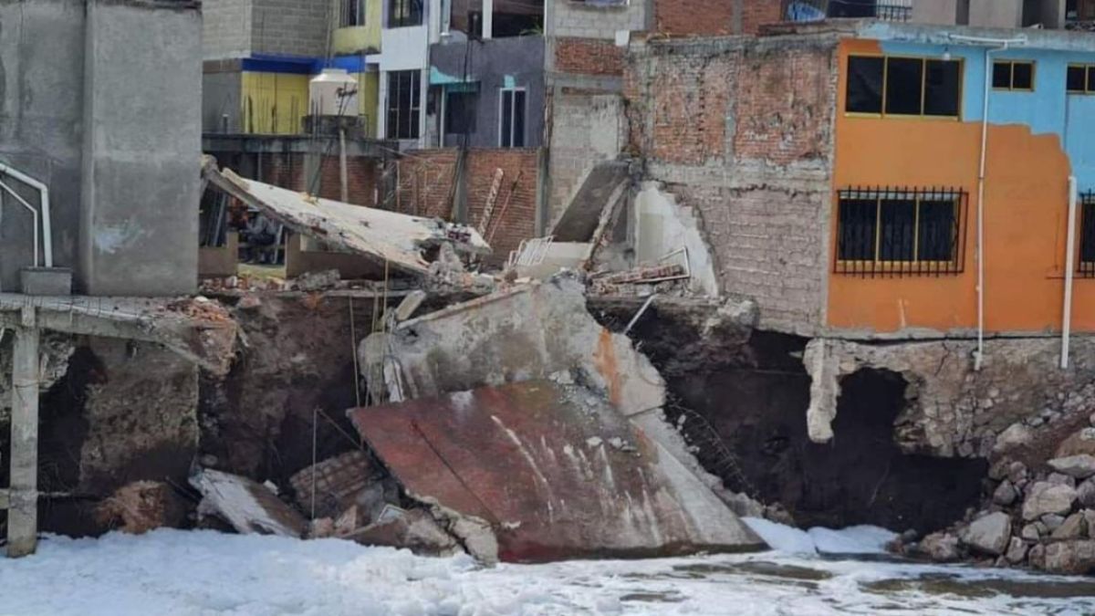 DAÑO. Dos de las 5 propiedades en donde hace una semana surgió un enorme socavón, fueron demolidas. Los otros inmuebles a pesar de quedar sin cimientos y desalojados quedaron en pie. 