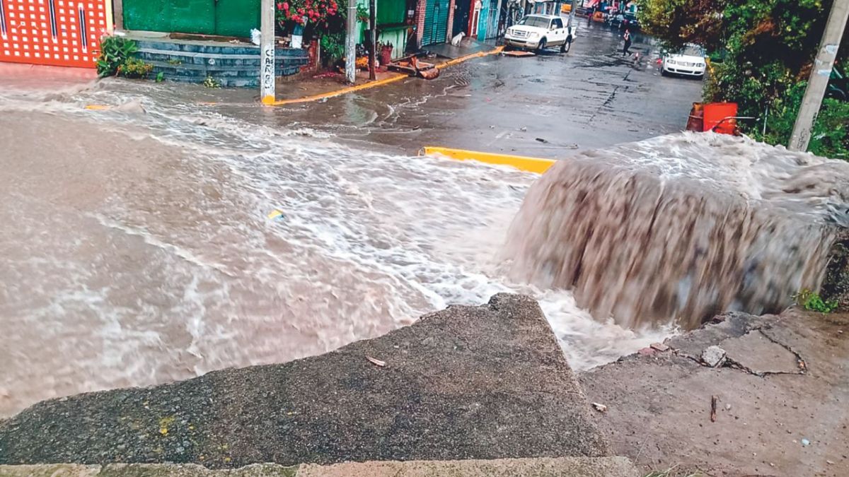 CAOS. En algunas zonas, el tirante de agua producto de las precipitaciones alcanzó hasta un metro de altura.