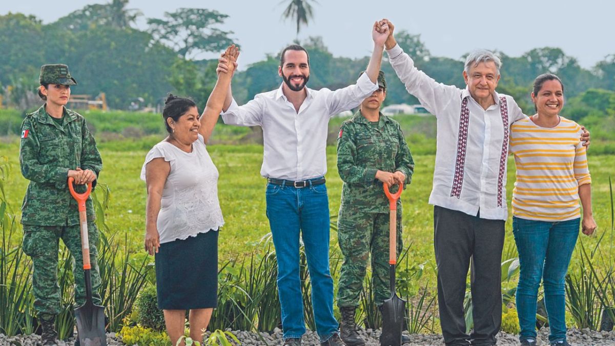 Diplomacia del árbol. Andrés Manuel López Obrador y Nayib Bukele, presidente de El Salvador, durante el anuncio en Chiapas de que México invertiría en el país centroamericano 30 millones de dólares para el programa Sembrando Vida.