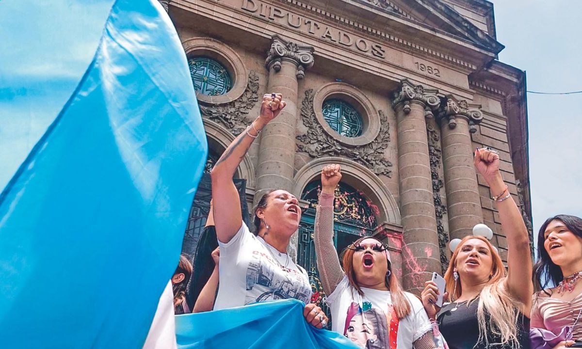 Felicidad. Una vez aprobada la iniciativa en el Congreso capitalino, mujeres trans y colectivos celebraron en las calles.