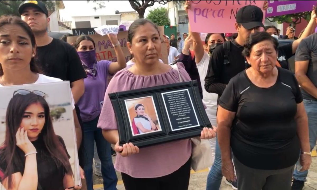 CRIMEN. Familiares, amigos y colectivos marcharon en Coatzacoalcos por la muerte de la enfermera de 21 años.