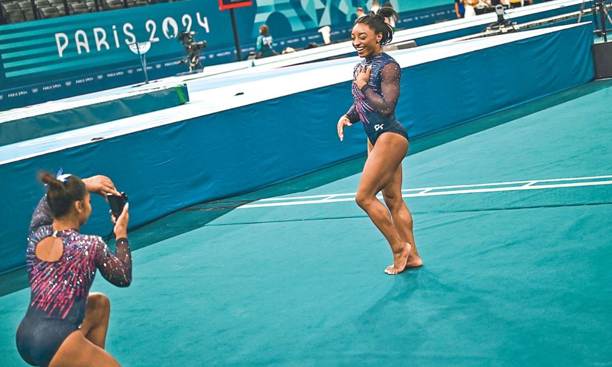 Con una sonrisa, la histórica gimnasta estadounidense, Simone Biles, se prepara para su regreso olímpico