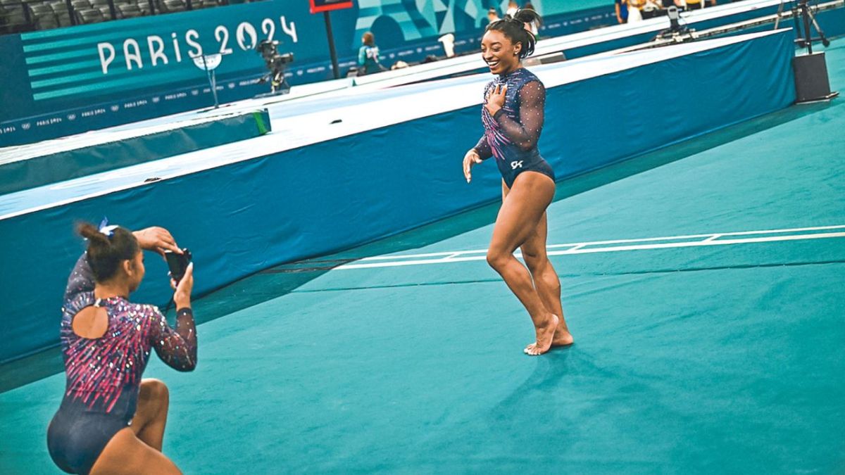 Con una sonrisa, la histórica gimnasta estadounidense, Simone Biles, se prepara para su regreso olímpico