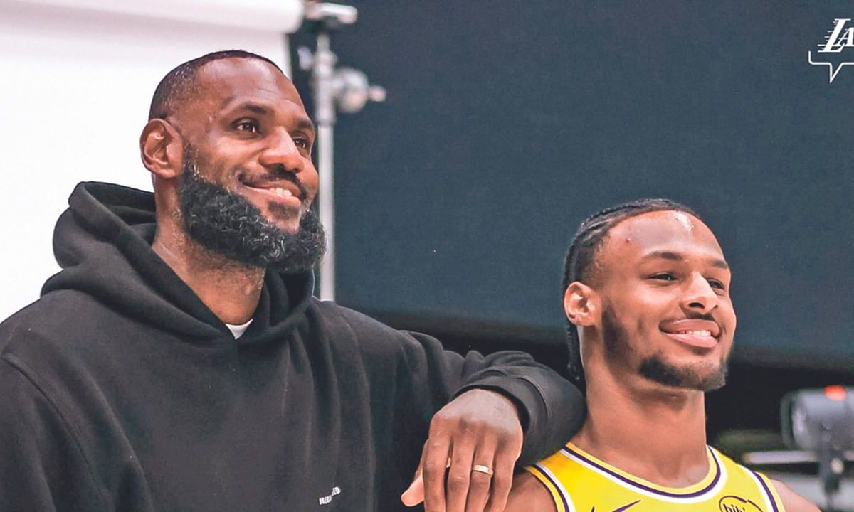 Con la idea de poder jugar junto a su hijo Bronny en un partido profesional de la NBA, LeBron James llegó a un nuevo acuerdo con los Lakers de Los Ángeles