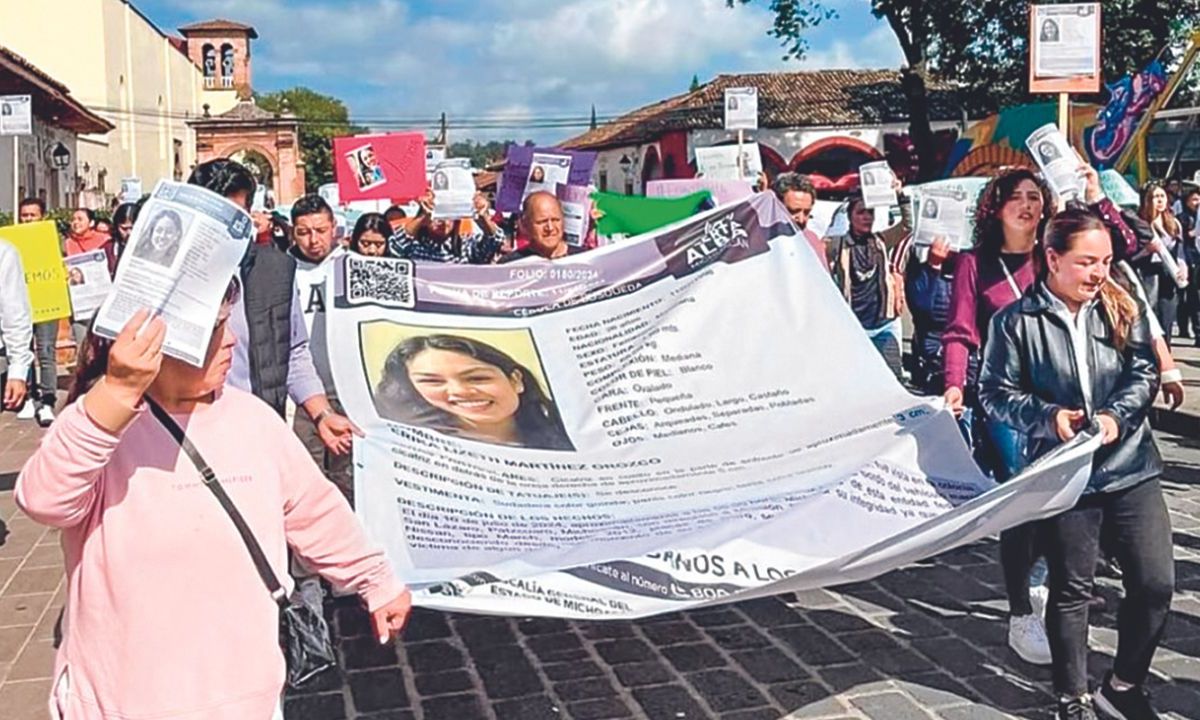 PROTESTA. Familiares de Erika Lizeth Martínez  marcharon en las calles de Pátzcuaro para exigir que sea localizada.