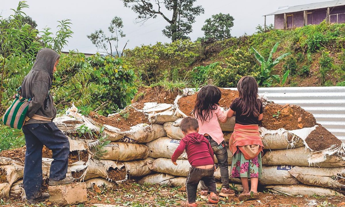 En medio del desplazamiento forzado de chiapanecos hacia Guatemala por la escalada de la violencia