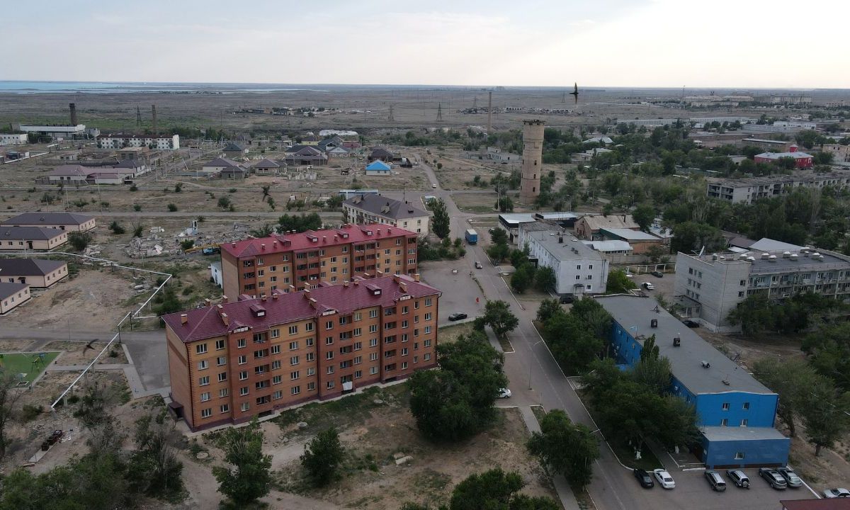 Alexéi Vereshaguin está convencido de que pronto recibirá turistas en su hotel con vistas al lago de Priozersk, antigua ciudad secreta de Kazajstán