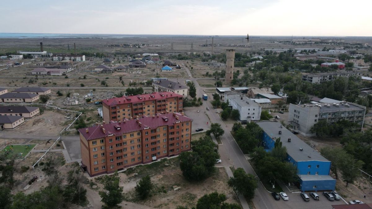 Alexéi Vereshaguin está convencido de que pronto recibirá turistas en su hotel con vistas al lago de Priozersk, antigua ciudad secreta de Kazajstán