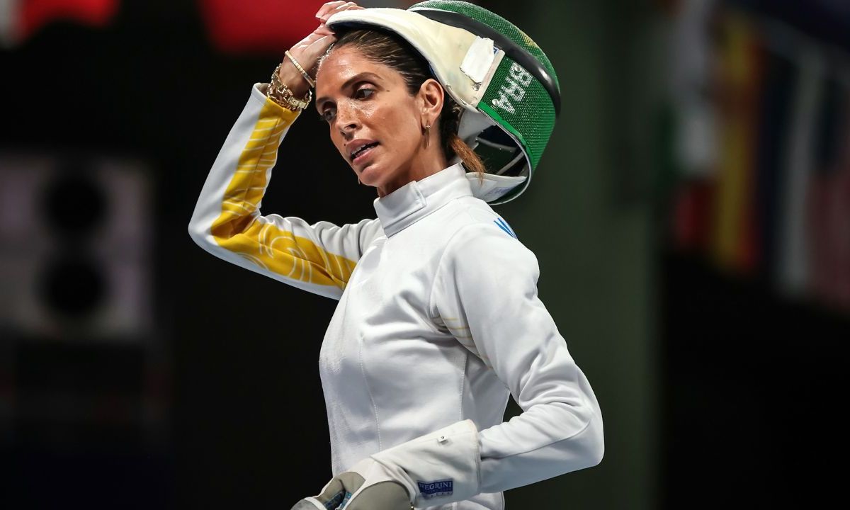 La esgrimista brasileña Nathalie Moellhausen protagonizó un momento inesperado al desvanecerse durante su combate de primera ronda contra la canadiense Ruien Xiao