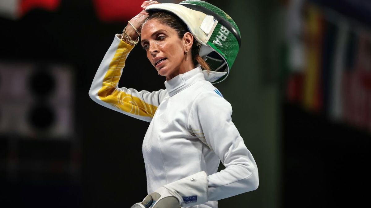 La esgrimista brasileña Nathalie Moellhausen protagonizó un momento inesperado al desvanecerse durante su combate de primera ronda contra la canadiense Ruien Xiao