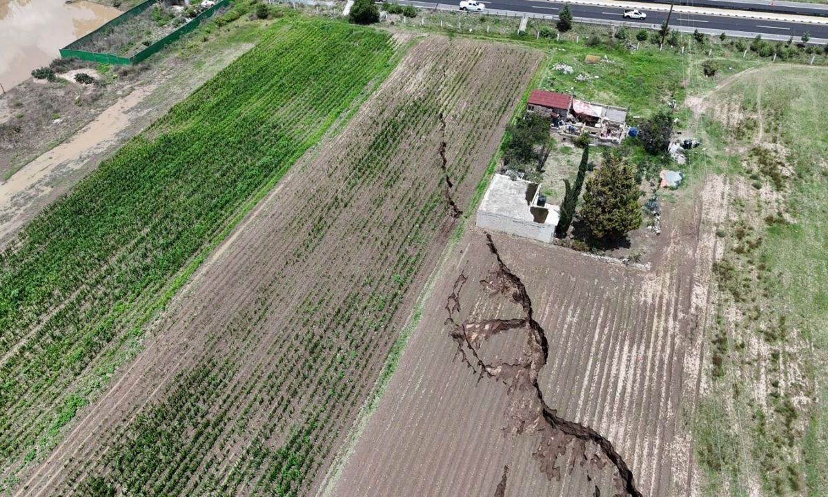 RIESGO. La grieta que se abrió tras la inundación se encuentra a un costado de una zona habitacional.