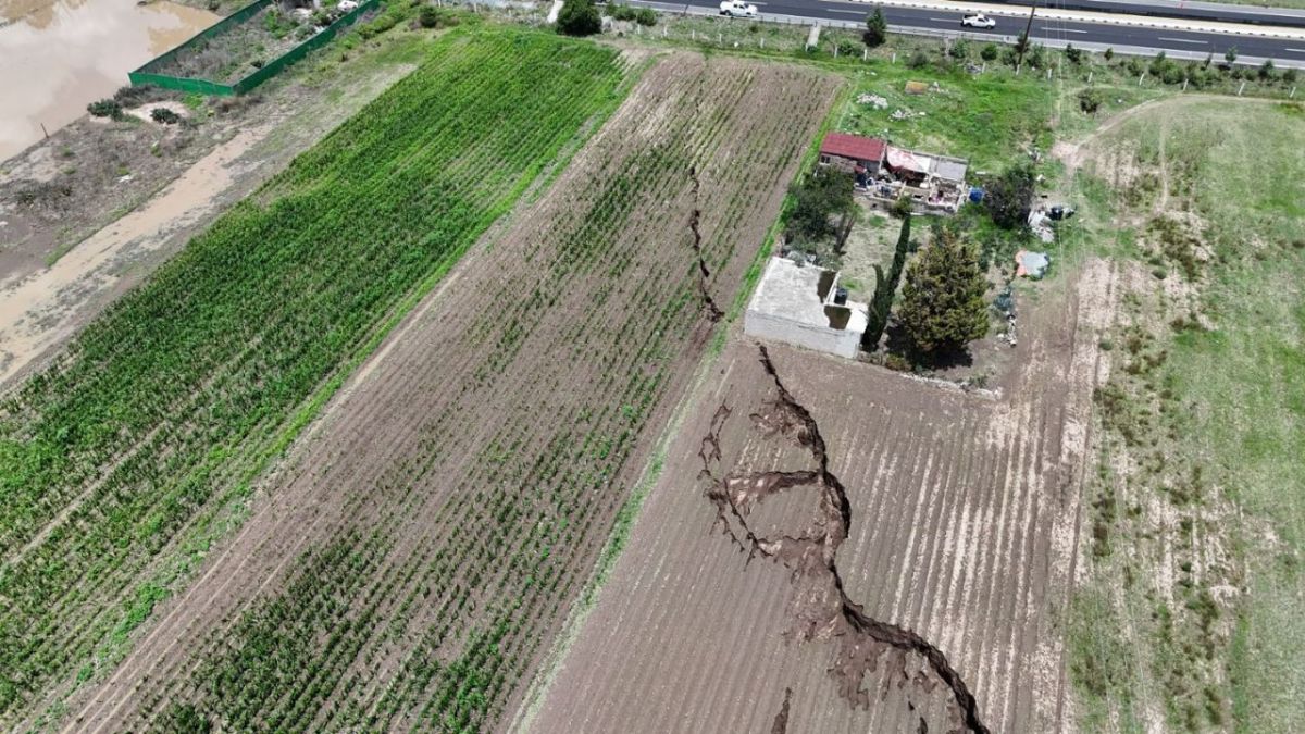 RIESGO. La grieta que se abrió tras la inundación se encuentra a un costado de una zona habitacional.