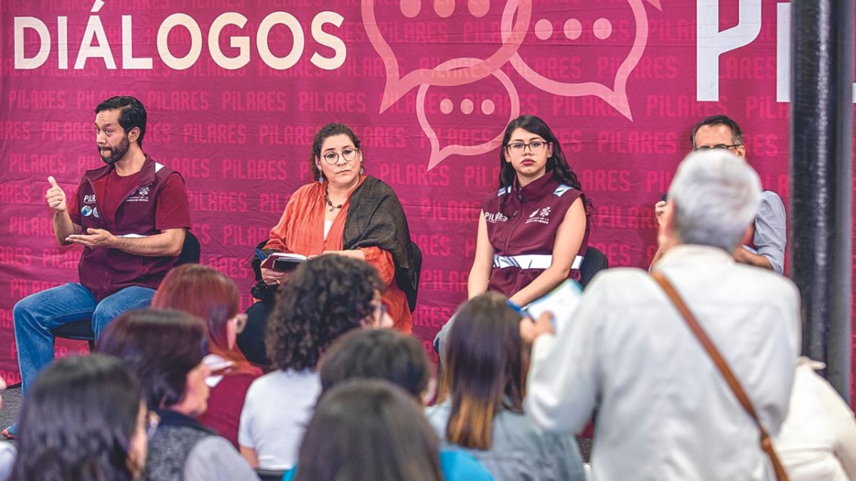 Partidista. La ministra Lenia Batres acudió ayer a un evento organizado por Morena en la CDMX para informar sobre la reforma judicial.