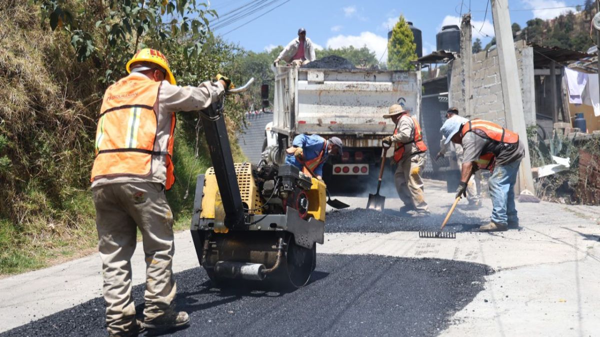 Comunidad. Realizan bacheo, balizamiento y cambian luminarias.