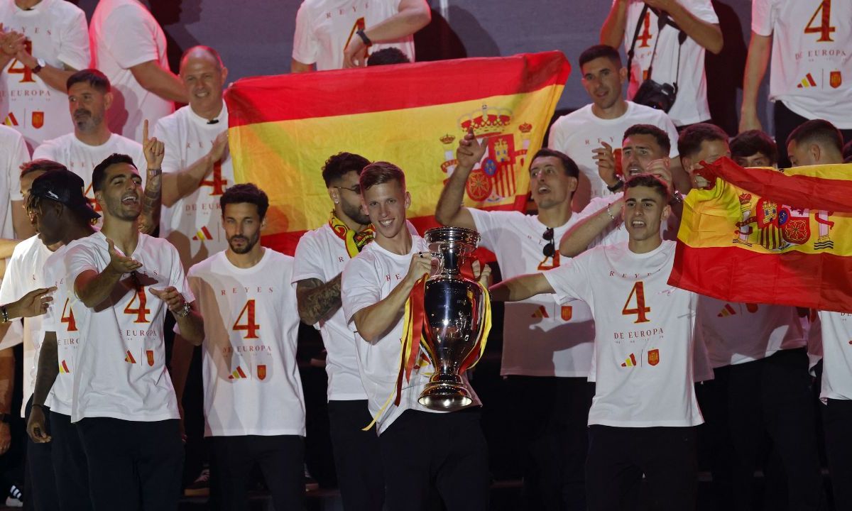 Recibidos en el Palacio de la Zarzuela, tras arribar este lunes a Madrid, la Selección de España celebró con su gente la obtención de su cuarta corona europea