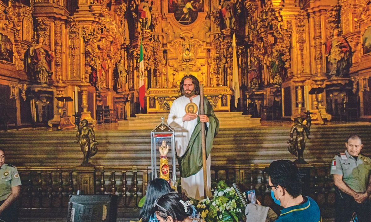 ESPERANZA. Al menos dos mil fieles se dieron cita para dar la bienvenida al apóstol de Jesús. 