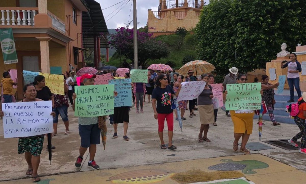 Oaxaca. Familiares de Arturo Guzmán exigen su liberación, así como de tres policías.