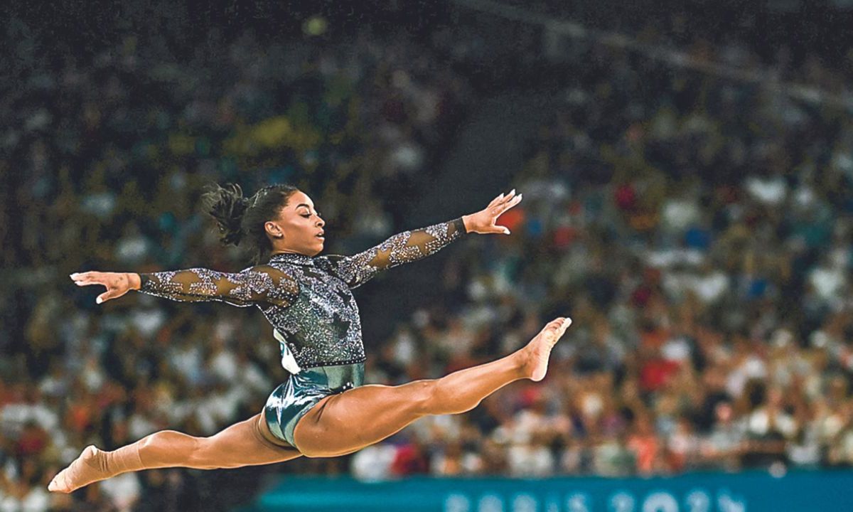 El brillante debut de Simone Biles en Paris-2024 le representó el pase a su quinta final de gimnasia artística olímpica, seguida de la brasileña Rebeca Andrade