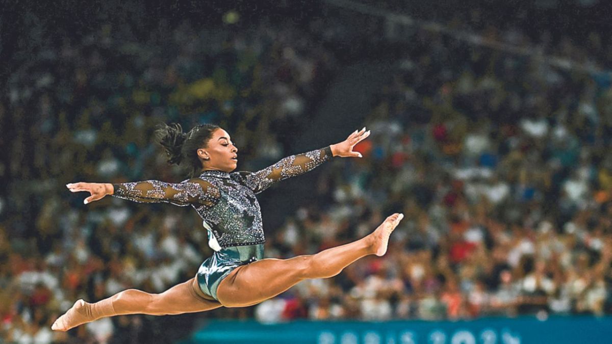 El brillante debut de Simone Biles en Paris-2024 le representó el pase a su quinta final de gimnasia artística olímpica, seguida de la brasileña Rebeca Andrade