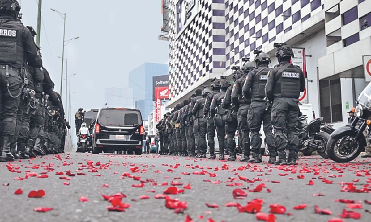 HOMENAJE. Compañeros del comisario le dieron el último adiós con una banda de guerra y pétalos de flores lanzados desde un helicóptero.