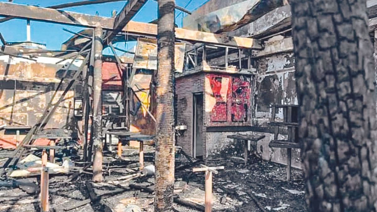 TRABAJOS. Bomberos de la localidad realizaron un lavado hidrosanitario en el desagüe. 