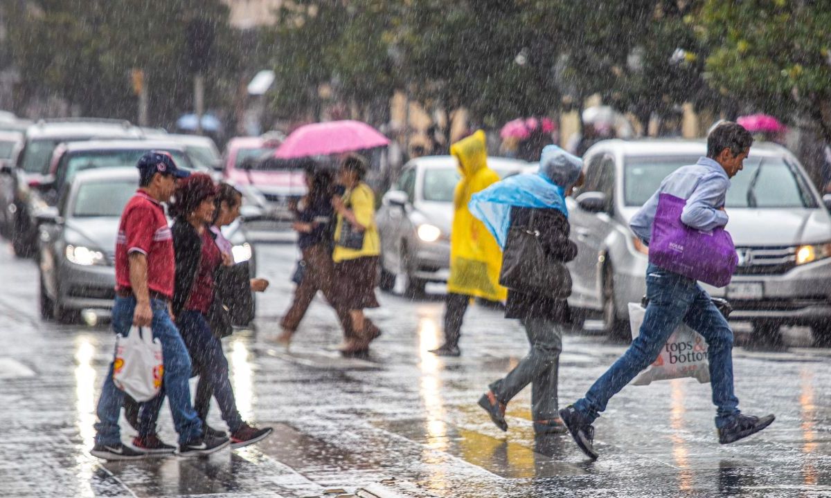 Durante esta noche y madrugada del miércoles, la onda tropical No. 8 recorrerá el oriente, centro y sur de México, lo que podría generar lluvias fuertes