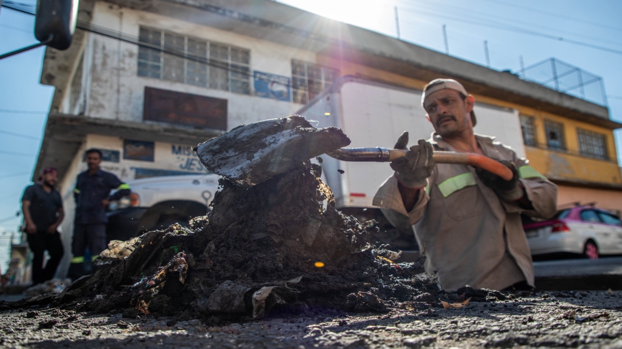 Foto: Miguel Martínez/ Los vecinos ya habían reportado olor a combustible, incluso asistieron a hacer limpieza de la zona