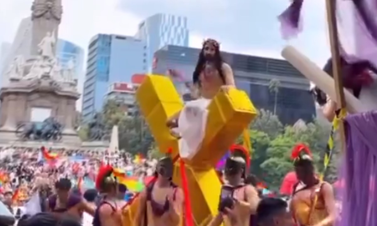 Foto: Captura de Pantallas/ Cristo y los romanos, fueron representados durante la Marcha LGBT