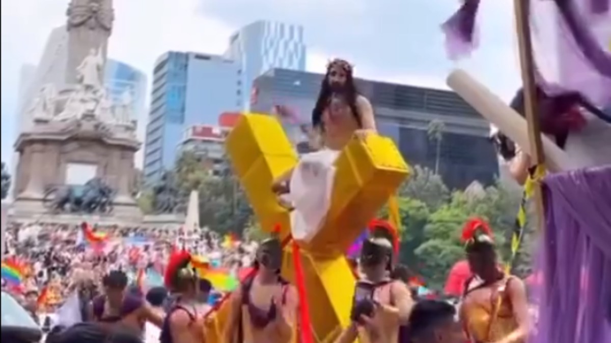 Foto: Captura de Pantallas/ Cristo y los romanos, fueron representados durante la Marcha LGBT