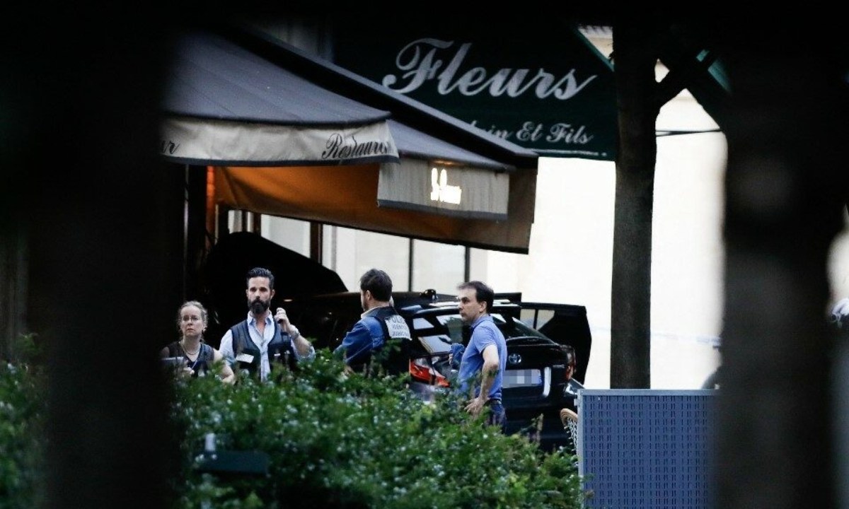 Foto: AFP/ Auto embiste la terraza de un restaurante en París