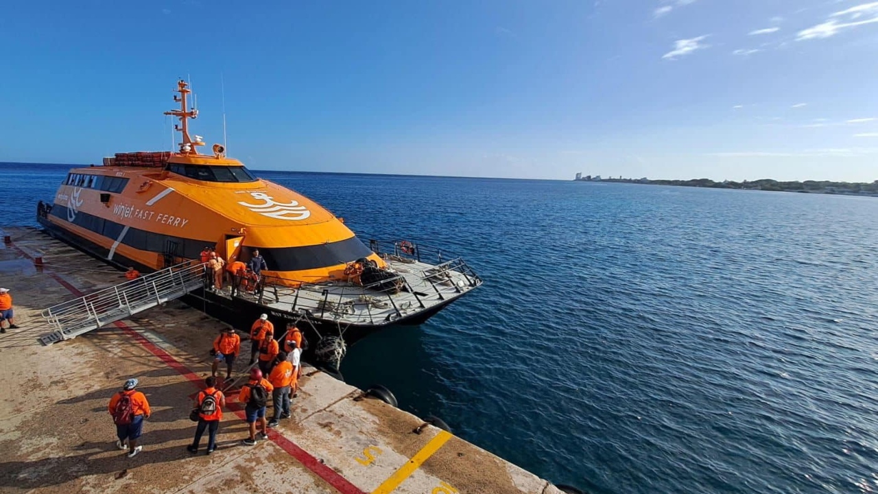 Fotos: Apiqroo/ Las embarcaciones tanto de pasajeros como de carga rodada se irán a donde los dueños de las navieras decidan sea un puerto de abrigo o resguardo, por la rampa que tenemos de Apiqroo en Puerto Juárez, ya están empezando los pescadores a sacar embarcaciones menores a 30 pies