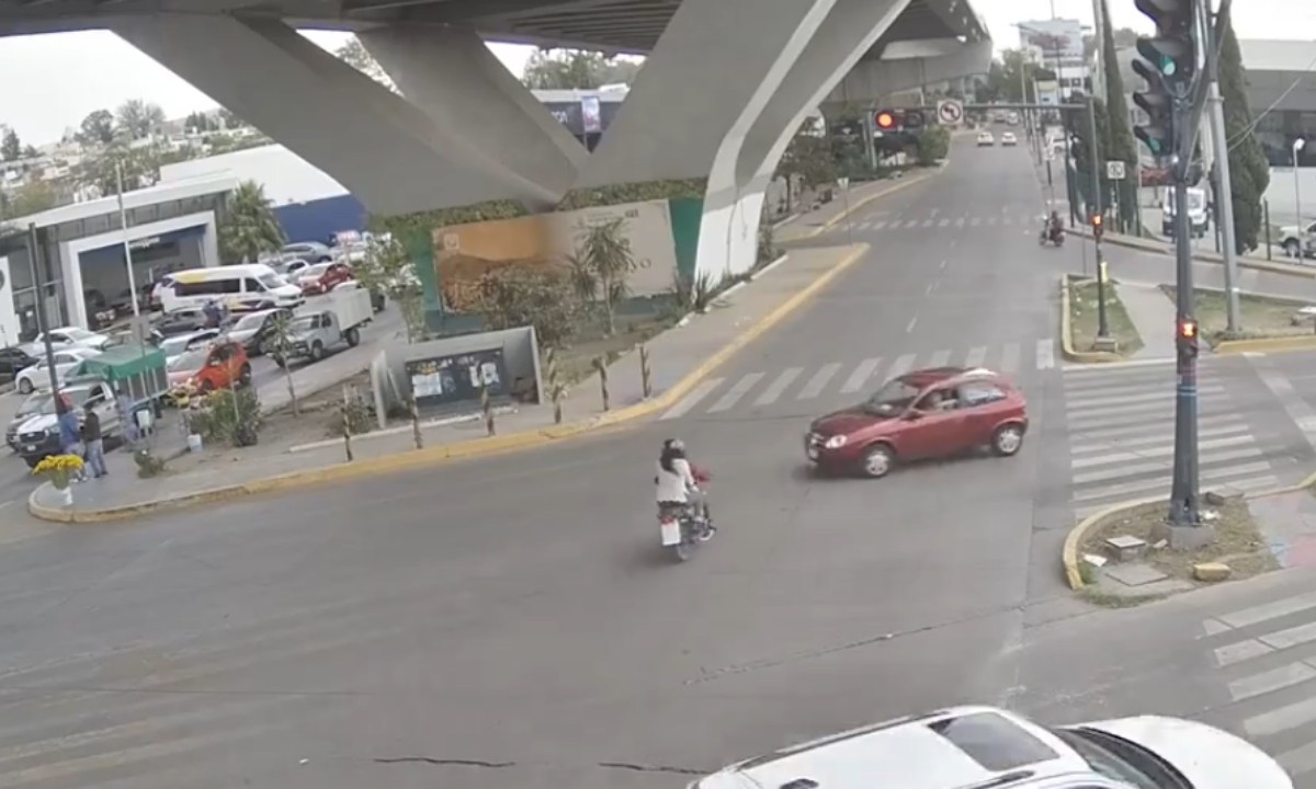 Motociclista da vuelta prohibida y pierde dos dedos en choque