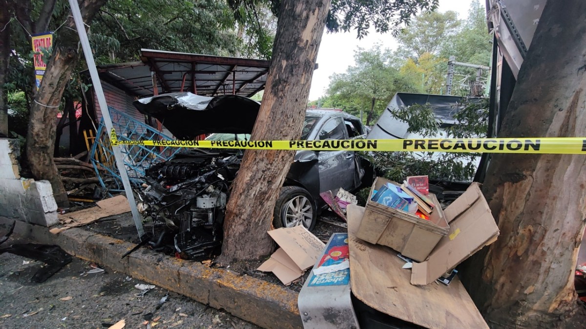 Foto: X@Aaronhdzg/Auto se impacta con parada de autobús y puesto de revistas en Coyoacán