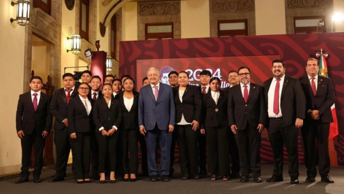 Foto: X@IPN_MX/Alumnos de la primera generación de ingenieros ferroviarios del IPN