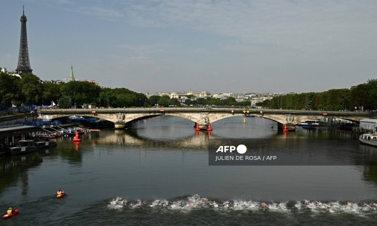 Foto: AFP/ Triatlonistas vomitan al salir del Sena