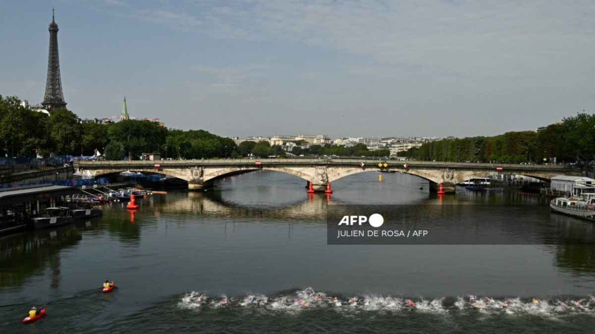 Foto: AFP/ Triatlonistas vomitan al salir del Sena