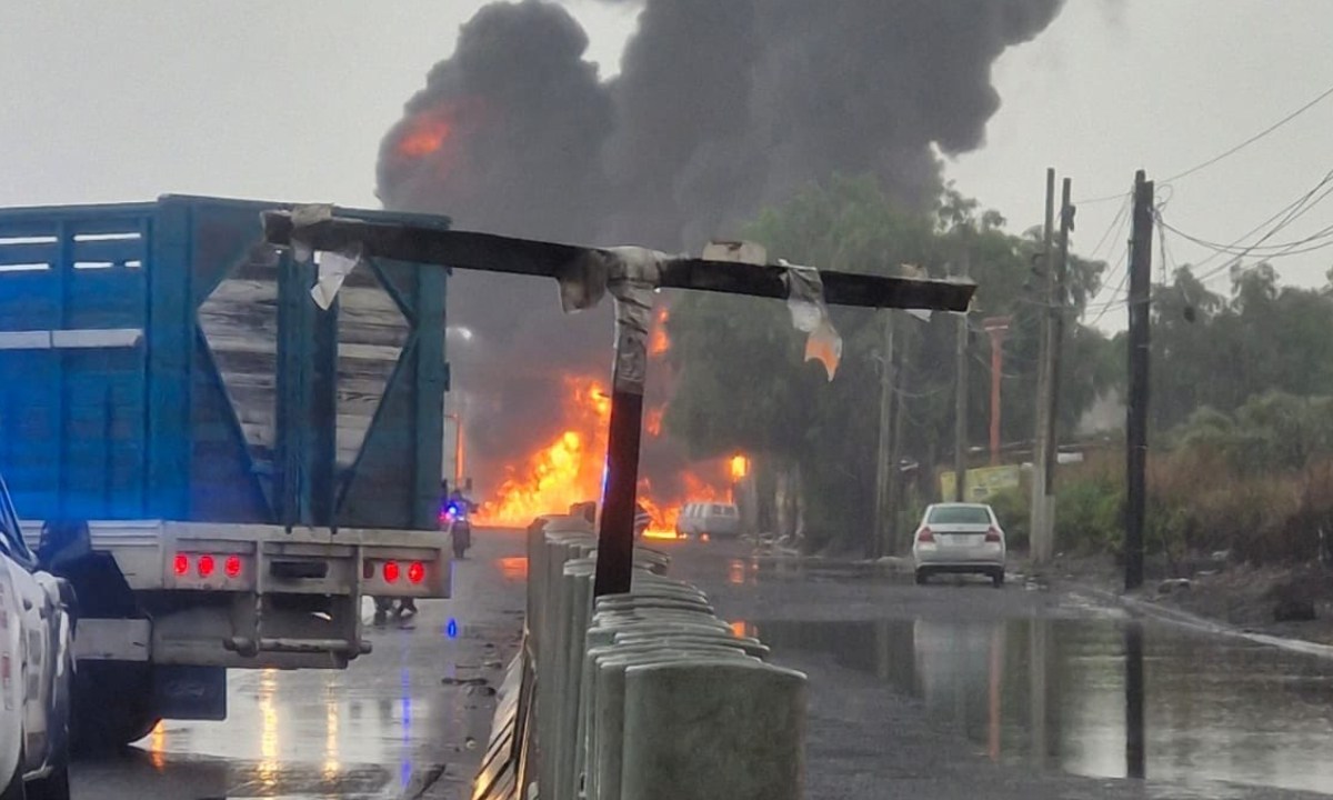 Foto: X@QuadratinEdomex/ Incendio en los límites entre GAM y Nezahualcóyotl