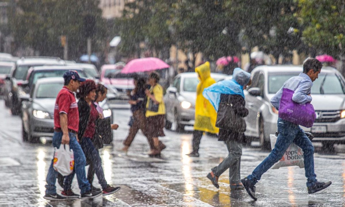 Ante las lluvias pronosticadas para este martes , no olvides portar paraguas o impermeable