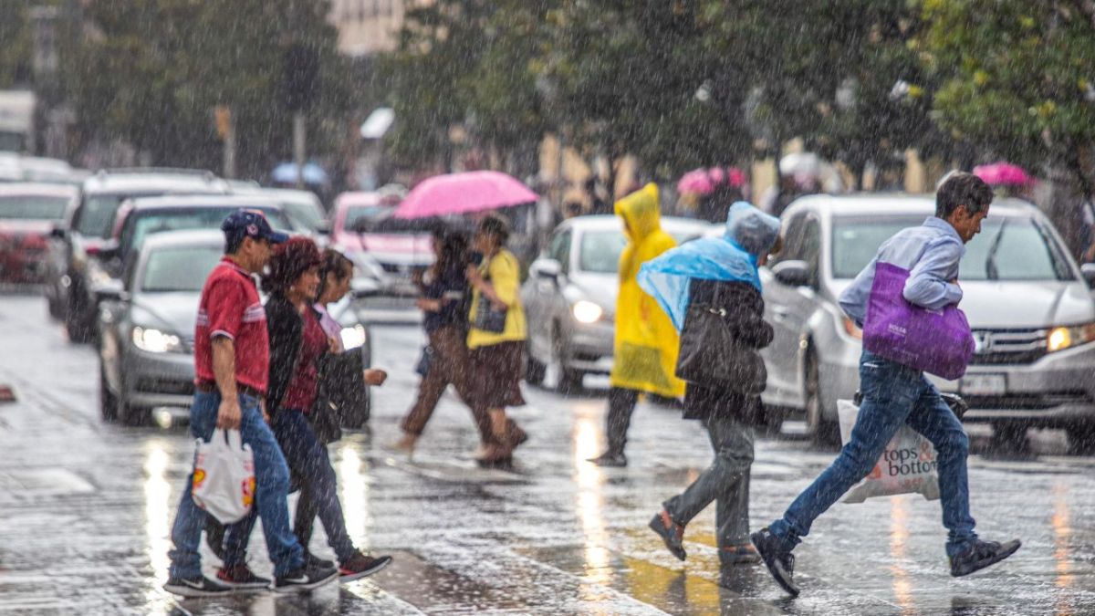 Ante las lluvias pronosticadas para este martes , no olvides portar paraguas o impermeable