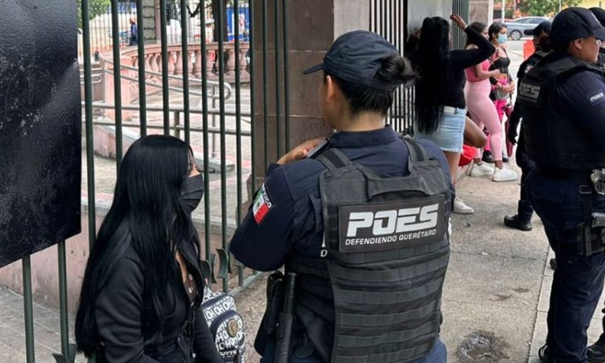 Autoridades policiacas realizaron un operativo para retirar a sexoservidoras en la Alameda de la capital de Querétaro.