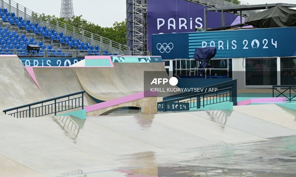 La primera prueba de skateboard masculino se aplazó debido a la intensa lluvia de este sábado en París, Francia.