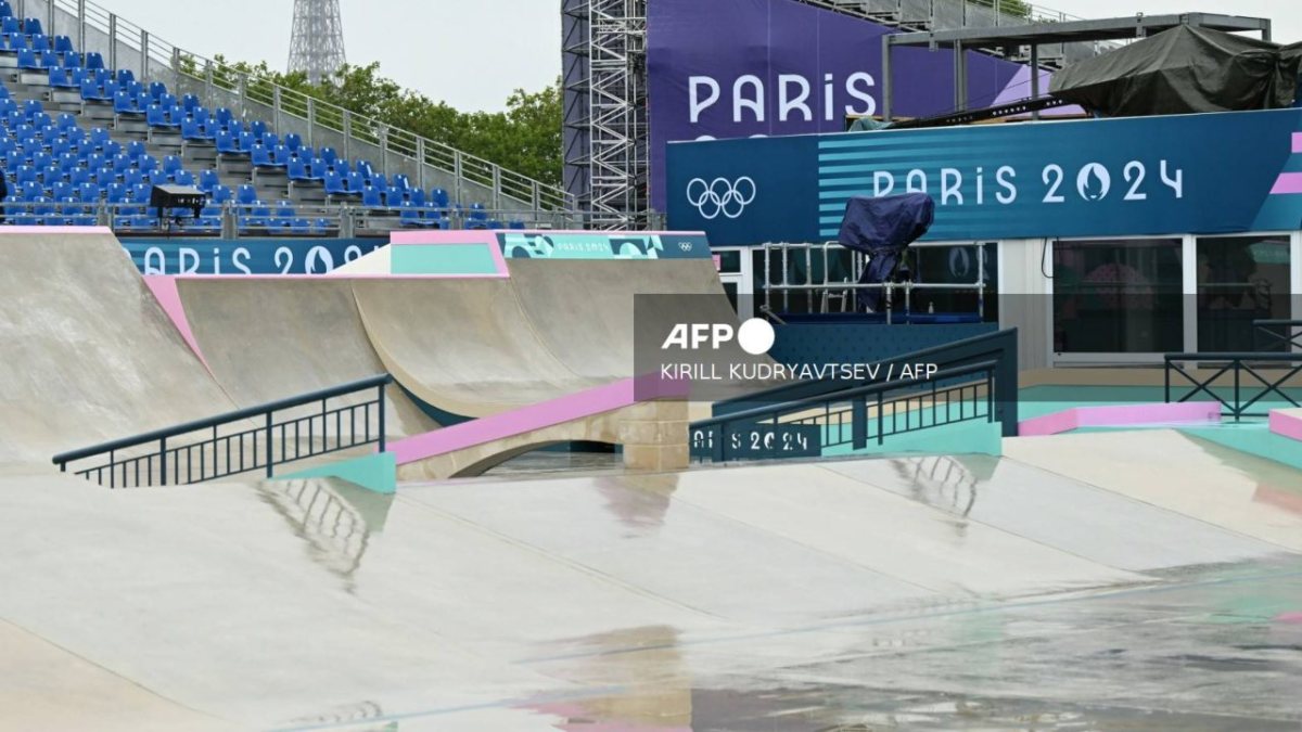 La primera prueba de skateboard masculino se aplazó debido a la intensa lluvia de este sábado en París, Francia.