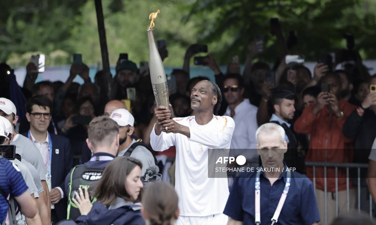 El recorrido de la antorcha olímpica continúo este viernes por Francia y fue el rapero Snoop Dogg, quien se llevó los reflectores.